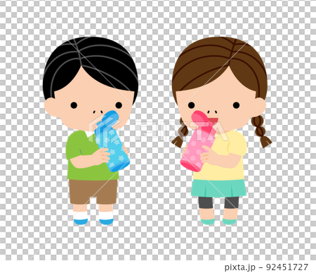 お茶を飲んで水分補給するこども お茶を飲んで水分補給するこども 92451727