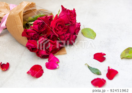 捨てられた薔薇の花束 捨てられた薔薇の花束 92451962