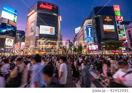 《東京都》渋谷駅前・スクランブル交差点 92452091