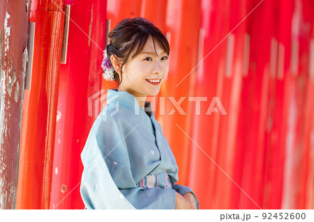 鳥居に立つ浴衣姿の女性 鳥居に立つ浴衣姿の女性 92452600