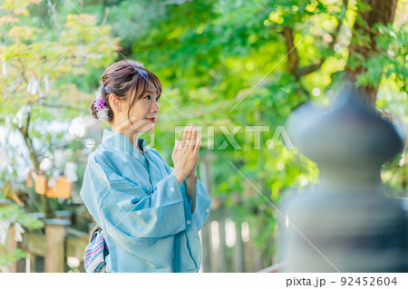 神社で参拝をする浴衣姿の女性 神社で参拝をする浴衣姿の女性 92452604