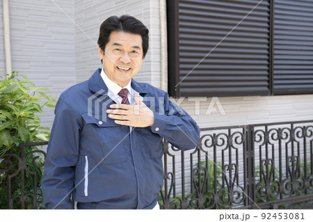 胸に手をあてる工務店の営業マン 胸に手をあてる工務店の営業マン 92453081