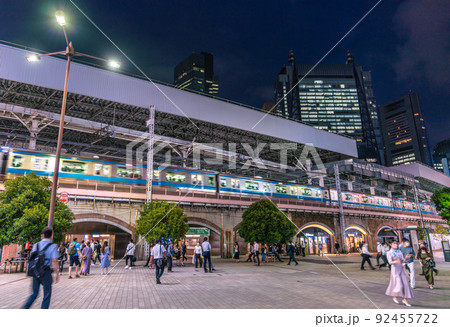 日本の東京都市景観 18万超全国過去最多。悪夢BA.5…東京初3万超。新橋には多くの人出＝7月21日 92455722