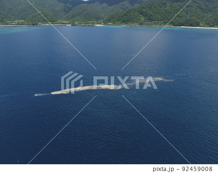 海上を漂う軽石 (奄美大島近海) 92459008