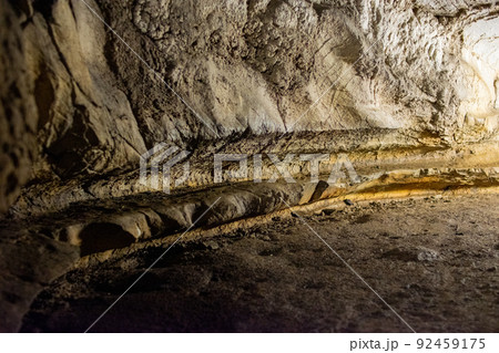 平谷洞　ノッチの中でも、河川の屈曲部である攻撃斜面側の洞壁に深く切れ込んだ溝をニッチと呼ぶ。 92459175