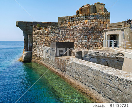 長崎県/ 海上から見る「軍艦島（端島）」ドルフィン桟橋周辺護岸煉瓦部（貴重遺構） 92459721
