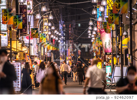 日本の東京都市景観 18万超全国過去最多。悪夢BA.5…東京初3万超。賑わう新橋西口通り=7月21日 日本の東京都市景観 18万超全国過去最多。悪夢BA.5…東京初3万超。賑わう新橋西口通り=7月21日 92462097