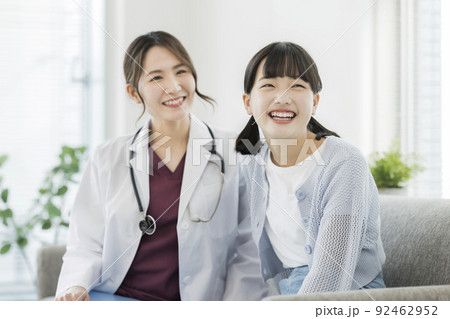 女性医師と女の子 女性医師と女の子 92462952