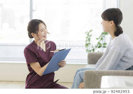 看護師と女の子 看護師と女の子 92462953