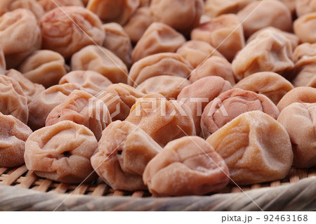 天日干ししている梅【梅干しづくり】 天日干ししている梅【梅干しづくり】 92463168