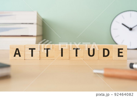 態度のイメージ|「ATTITUDE」と書かれたブロックが置かれたデスク 態度のイメージ|「ATTITUDE」と書かれたブロックが置かれたデスク 92464082