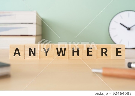 「ANYWHERE」と書かれたブロックが置かれたデスク 92464085