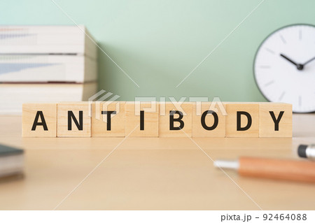 抗体・免疫のイメージ｜「ANTIBODY」と書かれたブロックが置かれたデスク 92464088