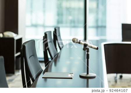記者会見 マイク ビジネス 会議室 92464107