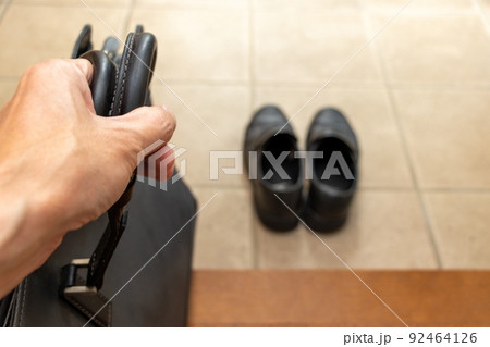 黒いビジネスバッグの持ち手を握る 黒いビジネスバッグの持ち手を握る 92464126