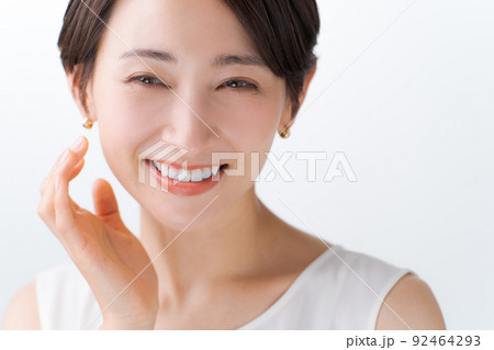 スキンケアをする女性　 92464293