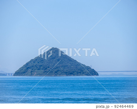 瀬戸内海に浮かぶ無人島「大槌島」(岡山・香川県境)。直島(香川県)より撮影。の写真素材 [92464469] - PIXTA