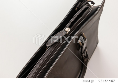 黒のビジネスバッグのファスナー 黒のビジネスバッグのファスナー 92464487