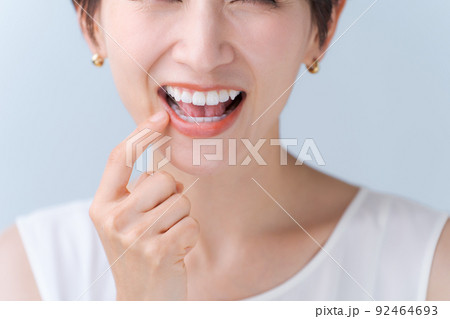 歯のチェックをする女性 92464693