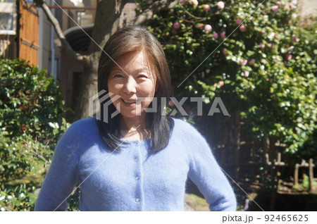 公園を散歩する健康的な長身美女 公園を散歩する健康的な長身美女 92465625