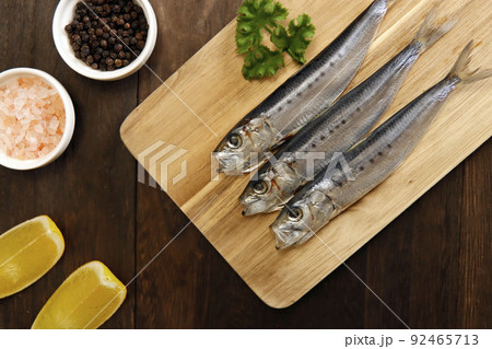 テーブルにあるDHAたっぷりの採れたての海水魚の生魚の焼魚になる予定のイワシ 92465713