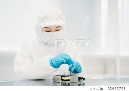 クリーンルームで精密機器を扱う女性 92465793