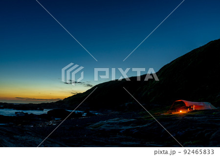 三浦半島 城ヶ島海岸の夕暮れとキャンプファイヤーの明かり 三浦半島 城ヶ島海岸の夕暮れとキャンプファイヤーの明かり 92465833
