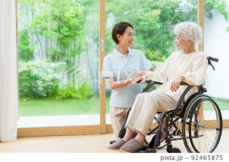 介護士と車椅子に乗った女性 92465875