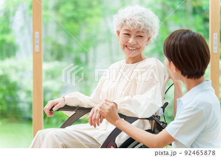 介護士と車椅子に乗った女性 92465878