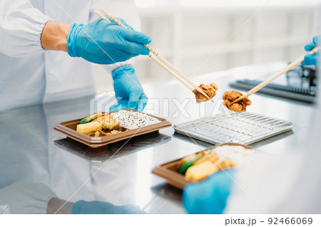 お弁当の盛り付けをする作業員(食品加工・盛り付けスタッフ) お弁当の盛り付けをする作業員(食品加工・盛り付けスタッフ) 92466069