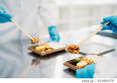 お弁当の盛り付けをする作業員（食品加工・盛り付けスタッフ） 92466070