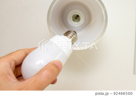 照明器具の電球を取り替える 92466500