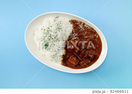 テーブルにある日本で人気のインド料理のカレーライス テーブルにある日本で人気のインド料理のカレーライス 92466611
