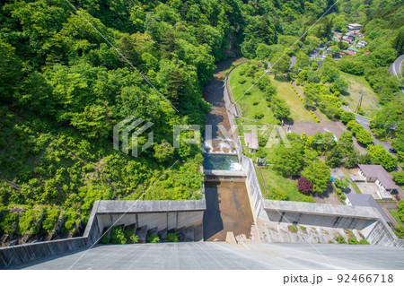四万川ダム　奥四万湖　ダム真下の風景　新緑の季節　 92466718