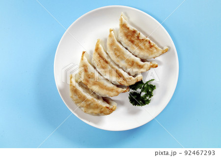 テーブルにある焼いても蒸しても食べられる酒の肴のおかずのニンニクたっぷりの餃子 92467293