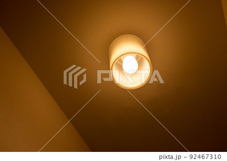 オレンジ色の光を放つ天井の照明 オレンジ色の光を放つ天井の照明 92467310