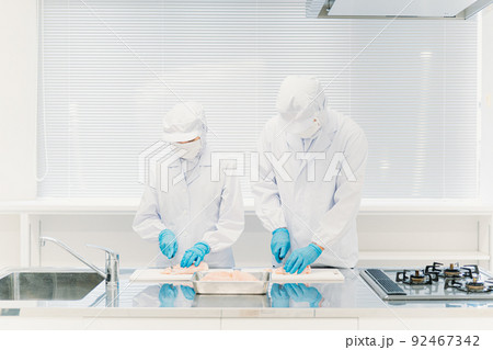 食品加工の仕事をする作業員の男女（精肉・食品工場） 92467342