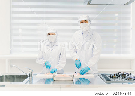 食品加工の仕事をする作業員の男女（精肉・食品工場） 92467344