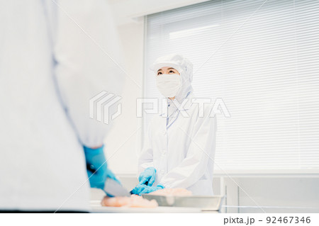 食品加工の仕事をする作業員の男女（精肉・食品工場） 92467346