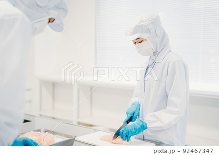 食品加工の仕事をする作業員の男女（精肉・食品工場） 92467347