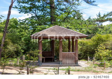 公園に立つ和風の休憩小屋 公園に立つ和風の休憩小屋 92467460