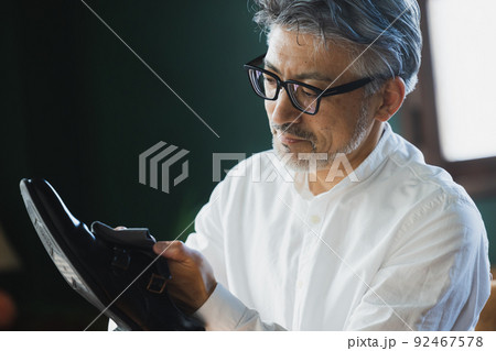 靴磨き グレイヘアの男性 靴磨き グレイヘアの男性 92467578