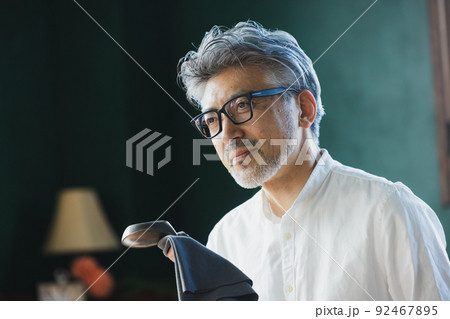 ゴルフクラブを磨くグレイヘアの男性 92467895