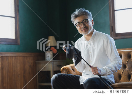 ゴルフクラブを磨くグレイヘアの男性 92467897