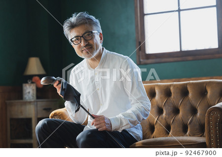 ゴルフクラブを磨くグレイヘアの男性 92467900