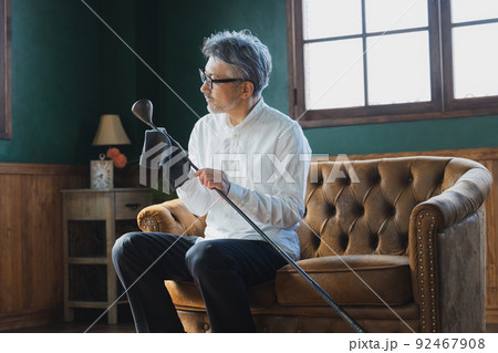 ゴルフクラブを磨くグレイヘアの男性 92467908