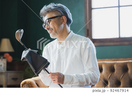 ゴルフクラブを磨くグレイヘアの男性 92467914