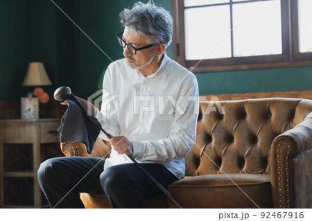 ゴルフクラブを磨くグレイヘアの男性 92467916