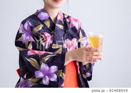 ビールを持つゆかたを着た女性 beer ビールを持つゆかたを着た女性 beer 92468049