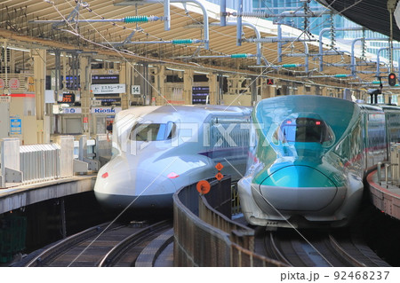東京駅の新幹線ホーム のぞみとはやぶさ 東京駅の新幹線ホーム のぞみとはやぶさ 92468237